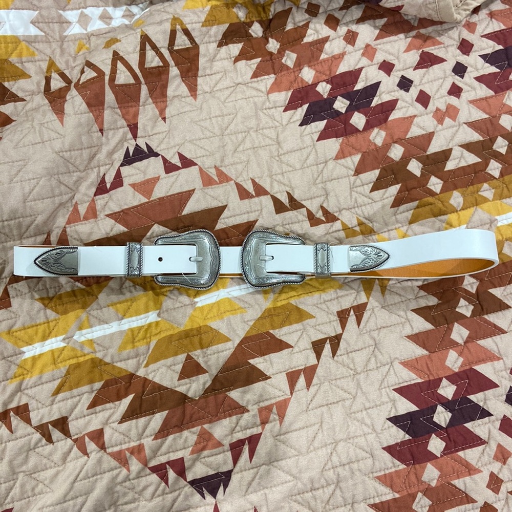 BRAND NEW. NEVER WORN. (size too big for me) BKE size small white western belt